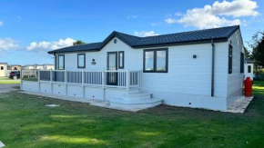 The Retreat 21 Lodge- Hot Tub, pet friendly, WiFi, bath - Golden Palm Resort - Meadow Lakes Caravan & Lodge Hire